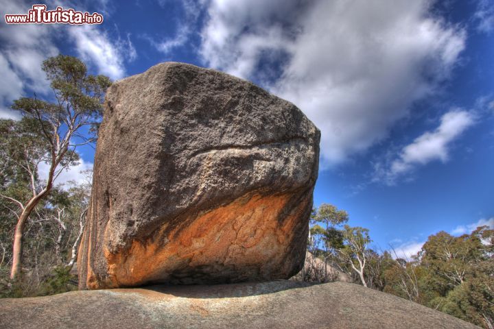 Immagine Boboyan Trig Namadgi National Park, Canberra, Australia - Chiunque abbia visto il cartone animato di Willy e il Coyote non potrà fare a meno di associare questa immagine agli esperimenti che faceva il povero Coyote, che aveva sempre a che fare con megaliti e pietre grandissime per provare ad acciuffare il veloce struzzo. Questa meraviglia della natura che si vede nell'immagine si trova nel parco nazionale di Canberra e la sua visione imponente è davvero spettacolare - © Christopher Meder / Shutterstock.com