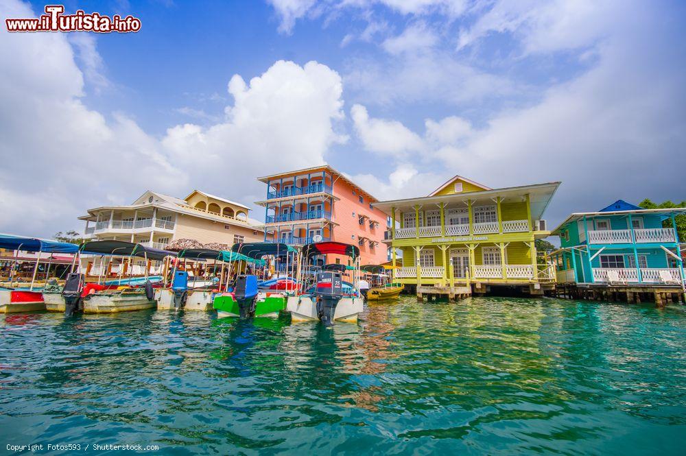 Immagine Una veduta di Bocas Town, Panama. E' un centro di ristoranti, shopping e vita notturna con musica reggae che esce dai bar all'aperto - © Fotos593 / Shutterstock.com