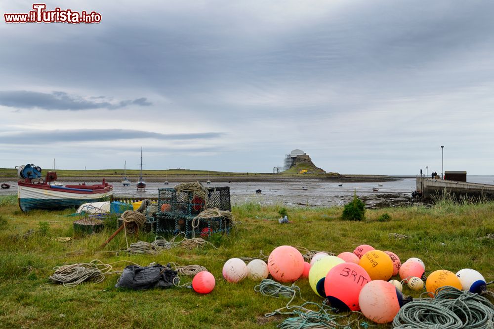 Immagine Boe da pesca e contenitori per aragoste a The Ouse Bay, Lindisfarne, Inghilterra.