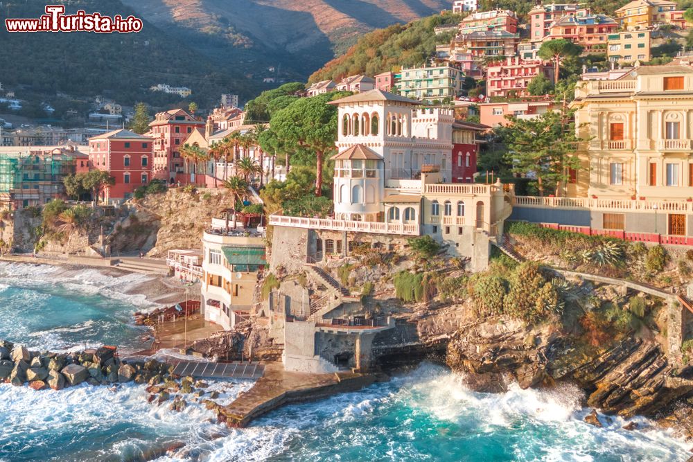 Immagine Bogliasco, Liguria: il borgo affacciato sul mare con i suoi palazzi eleganti e le case colorate.