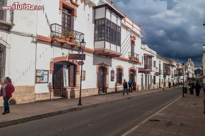 Immagine Sucre, Bolivia: edifici coloniali lugo le strade della città. Sucre vanta un immmenso patrimonio architettonico di palazzi costruiti durante l'eopca coloniale - foto © Matyas Rehak / Shutterstock