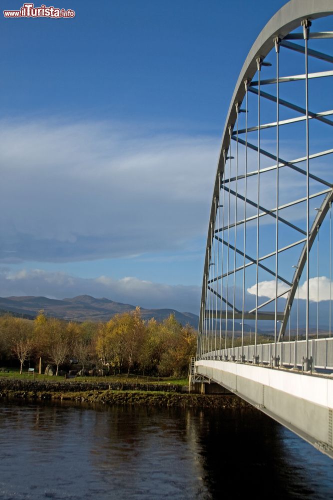 Immagine Bonar Bridge nel Sutherland, Scozia. Chiamato semplicemente Bonar sino al 1812, questo bel villaggio affacciato sul Dornoch Firth prese il nome di Bonar Bridge quando vi venne costruito il primo dei tre ponti cittadini.