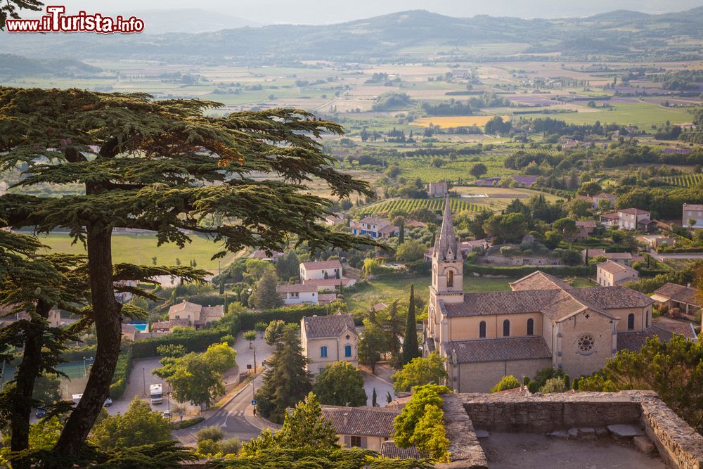 Immagine Bonnieux vista dall'alto, Provenza, Francia. Dalle colline sopra il borgo si può ammirare un panorama mozzafiato del borgo medievale.