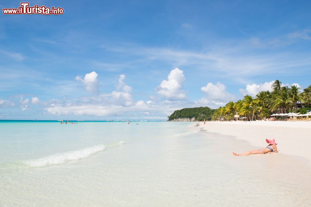 Immagine Boracay, Filippine: la splendida White Beach, una lunga spiaggia di 4 km che corre lungo la costa occidentale dell'isola.