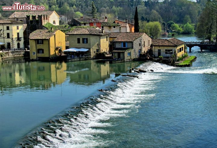 Immagine Borghetto sul Mincio, Verona - Frazione del comune di Valeggio sul Mincio, in provincia di Verona, Borghetto è una suggestiva località inclusa nella lista dei borghi più belli d'Italia. Questo antico villaggio di mulini è circondato da un paesaggio naturale con le acque del fiume Mincio che indugiano silenziose fra anse e canneti dove nidificano numerose specie di uccelli fra cui cigni © cristalvi / Shutterstock.com