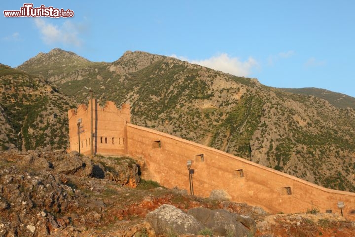 Immagine Il Borgo murato di Chefchaouen: le mura della medina del Marocco 142942978 - © Philip Lange / Shutterstock.com