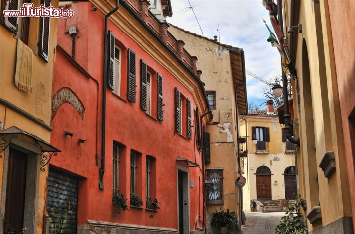 Immagine Il borgo antico all'interno della cittè di Rivoli torinese: siamo in Piemonte, e il comune con quasi 50.000 abitanti è una delle 8 città più importanti della regione- © skyfish / Shutterstock.com