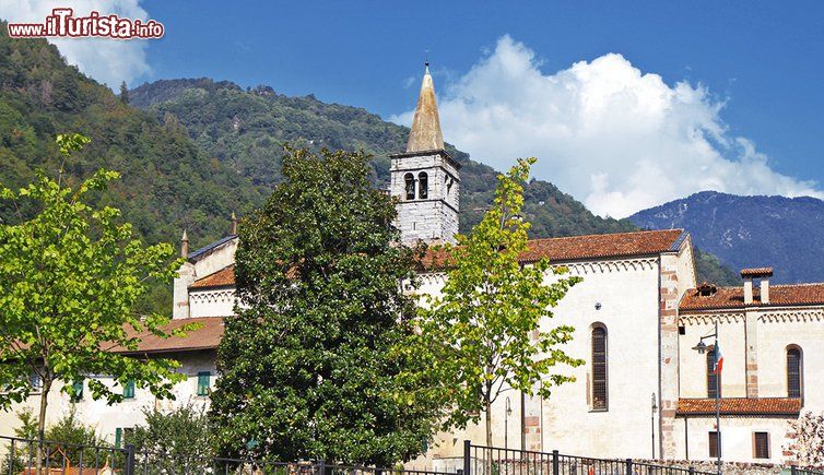Immagine Borgo Chiese è un comune sparso di circa 2000 abitanti in Valle del Chiese e comprende le frazioni di Brione, Cimego e Condino.