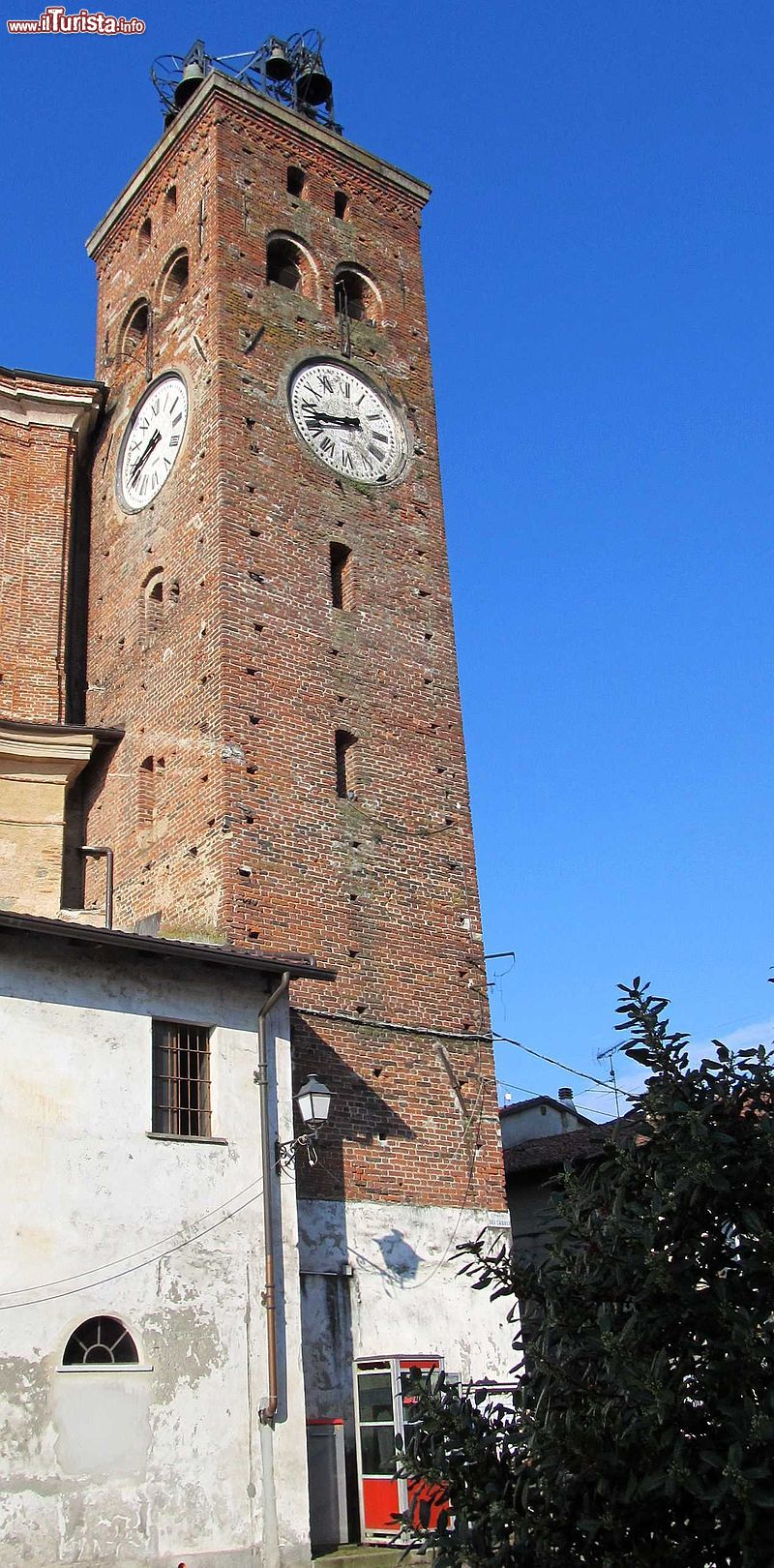 Immagine Borgo d'Ale, Piemonte: la torre campanaria nel centro storico - © F Ceragioli - CC BY-SA 3.0, Wikipedia