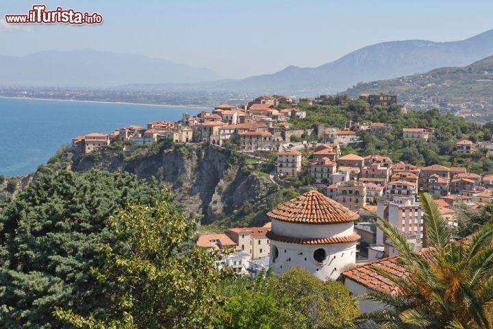 Immagine Borgo di Agropoli, Campania - Una bella veduta del centro storico di Agropoli, definita la "porta del parco nazionale del Cilento e vallo di Diano. Di origine medievale, il borgo antico è accessibile a piedi tramite le antiche scalinate attraverso il portale seicentesco © Ina Raschke / Shutterstock.com