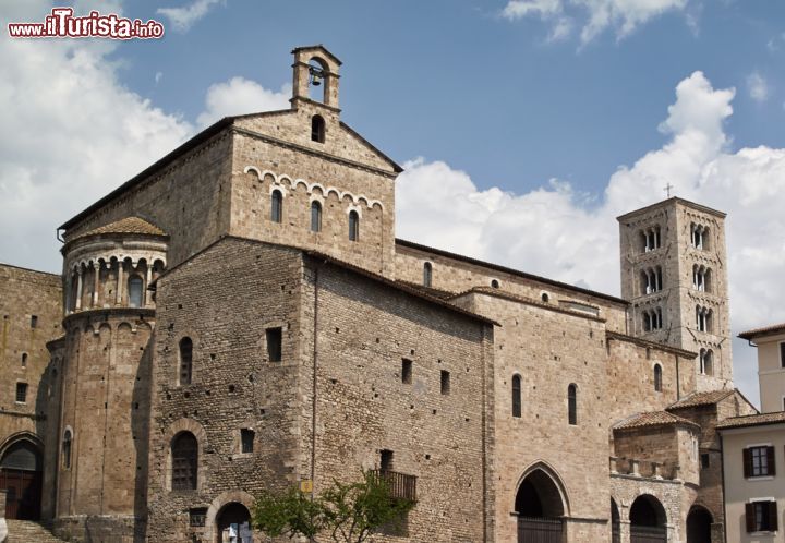 Immagine Il Borgo di Anagni: una fotografia della cattedrale medievale di Santa Maria - © Angelo Giampiccolo / Shutterstock.com