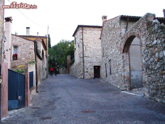 Immagine Una via tipica del Borgo di Arqua Petrarca, sui Colli Euganei in Veneto - © G.F.S. - CC BY-SA 3.0 - Wikimedia Commons.