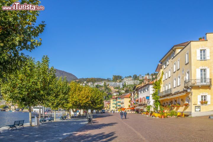 Immagine Borgo di Ascona, Svizzera. Passeggiando per le vie di Ascona se ne possono scoprire monumenti e luoghi d'interesse. Il centro storico che sorge attorno alla chiesa di San Pietro e san Paolo, datata XVI° secolo, è affascinante e ricco di suggestioni - © LaMiaFotografia / Shutterstock.com