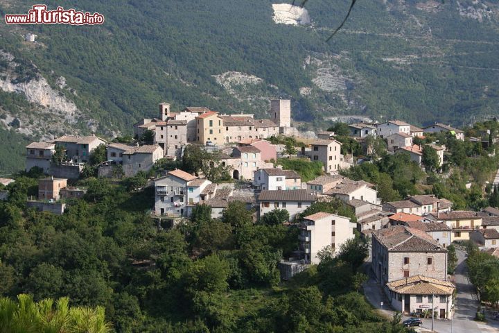 Immagine Vista del borgo di Pierosara, una frazione di Genga (Marche)- © Samu80 con licenza Pubblico dominio tramite Wikimedia Commons.