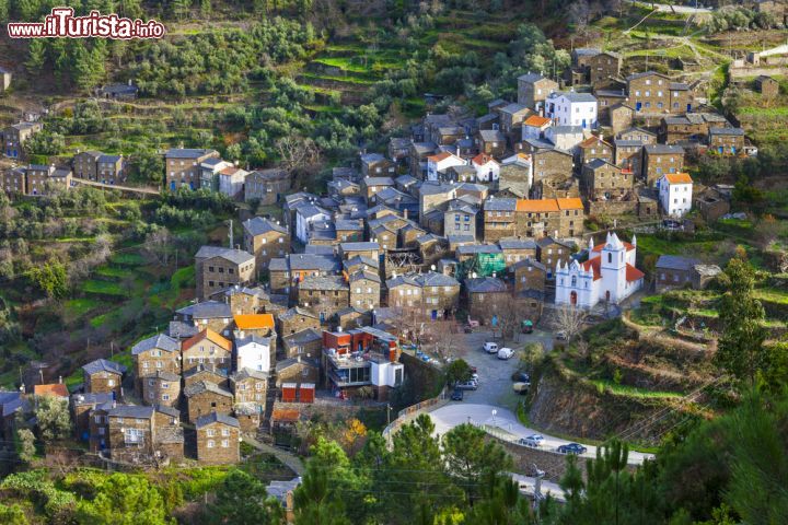 Immagine Borgo di Piodao fotografato dall'alto, Portogallo - Si respira aria d'altri termpi a Piodao, villaggio storico nelle vicinanze di Coimbra: seppur lontano dalle tradizionali rotte turistiche, questa località offre un patrimonio architettonico straordinario © leoks / Shutterstock.com