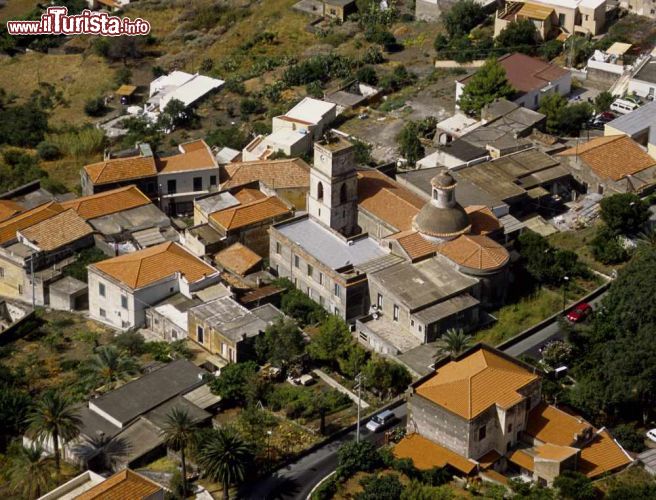 Immagine Borgo di Rinella dall'alto, Salina, Sicilia - Rinella è uno dei tre Comuni in cui è suddivisa l'isola di Salina. Si trova nella parte meridionale ed è dotata di un piccolo porto che è punto d'arrivo di diversi turisti © luigi nifosi / Shutterstock.com