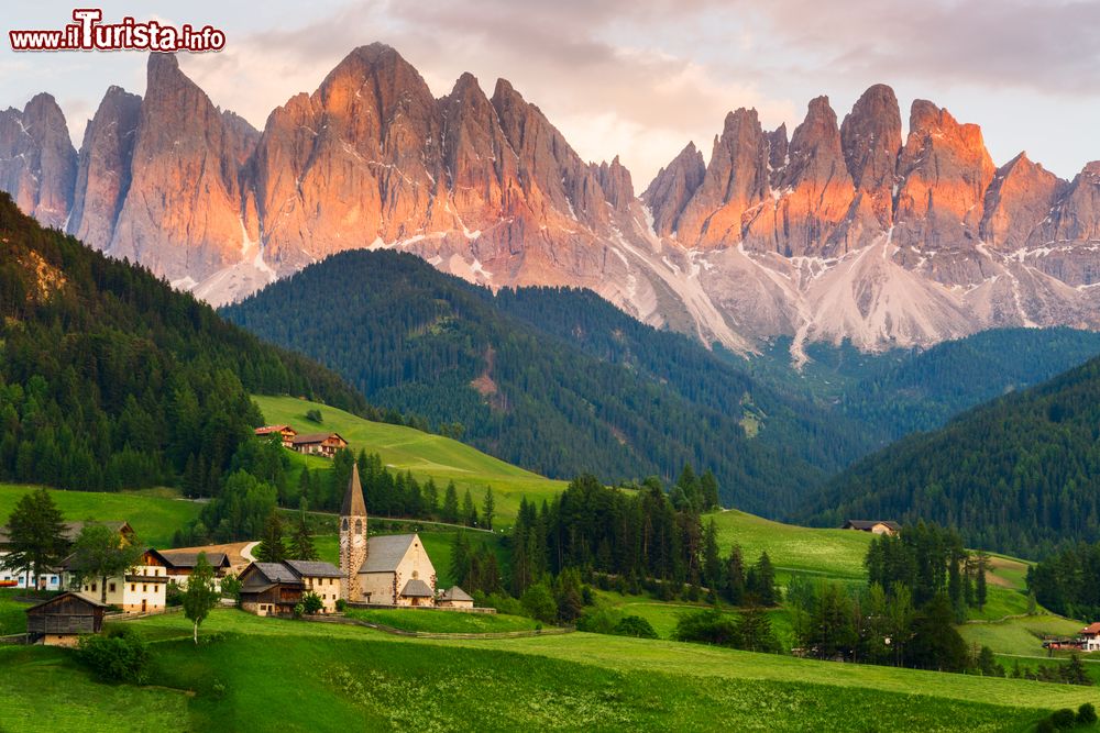 Immagine Il borgo di Santa Maddalena di fronte al Geisler o Gruppo delle Odle in Val di Funes, Trentino Alto Adige. E' situato nel fondovalle di Funes in una posizione privilegiata completata dalle vette delle Odle.