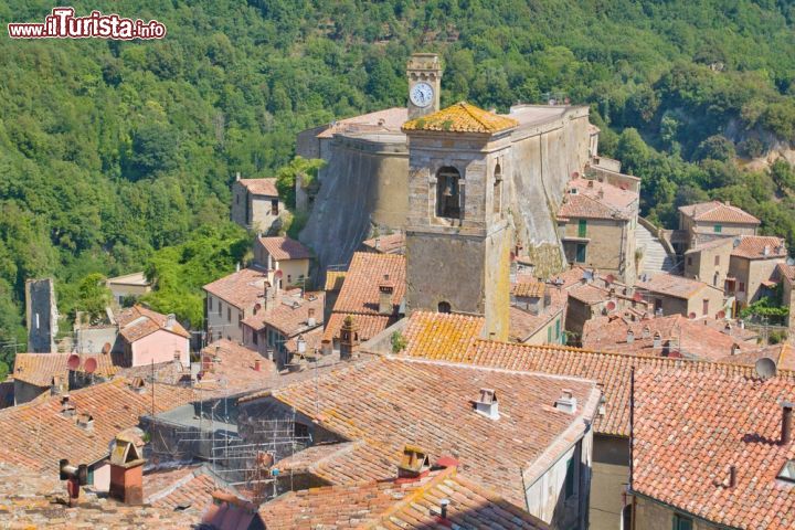 Immagine Borgo di Sovana dall'alto, Toscana. Una bella immagine panoramica di "Suana", nome originario di questo centro dato dai romani dopo la loro conquista nel 278 a.C. del territorio di Vulci. Il termine deriva dall'etrusco "suf" e significa terra verde. Sovana è considerata uno dei cento borghi più belli d'Italia - © Dermot68 / Shutterstock.com