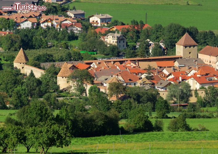 Immagine Il borgo fortificato di Glorenza in Trentino Alto Adige. Questo comune italiano della provincia autonoma di Bolzano, situato lungo la strada verso il Passo del Forno nell'Alta Val Venosta, è il più piccolo dell'Alto Adige a fregiarsi del titolo di città. Dalla fine del XX° secolo questa località ha conosciuto una crescente importanza come centro turistico tanto da essere anche inserito nel circuito dei borghi più belli d'Italia - © LianeM / Shutterstock.com