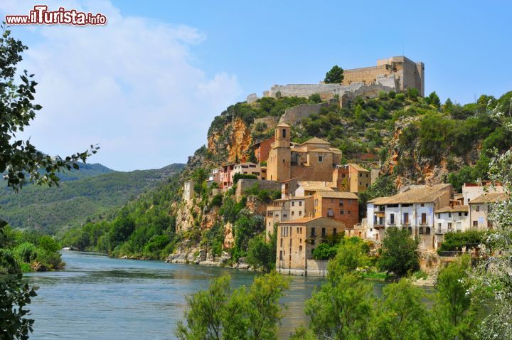 Immagine Il borgo fortificato di Miravet sul fiume Ebro in Catalogna. E' una delle cittadelle più affascinanti di Spagna. le cui origini risalgono ai tempi dei conflitti tra arabi e francesi, nell'ottavo secolo dopo Cristo