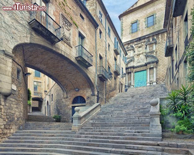 Immagine Le strade del borgo antico di Girona (o Gerona, in castigliano), con la tipica architettura medievale, i vicoli stretti e i gradini che si arrampicano tra gli edifici - foto © Lena Serditova / Shutterstock.com