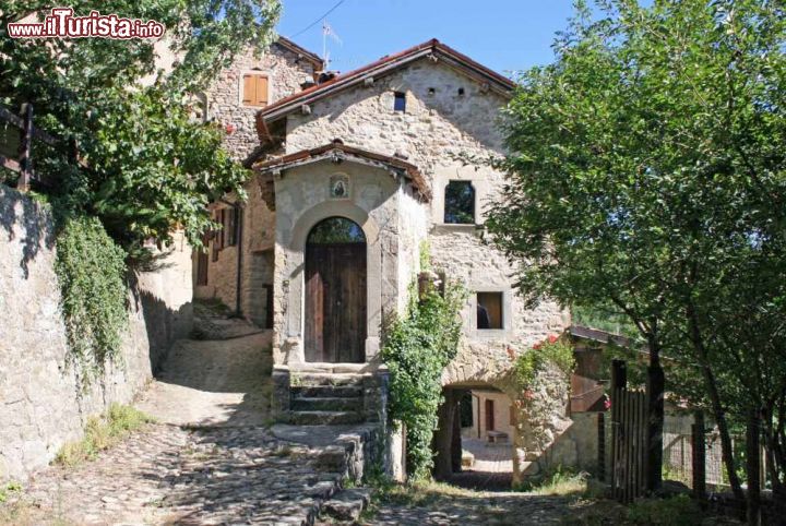 Immagine Il borgo della Scola di Vimignano è una delle attrazioni turistiche del territorio comunale di Grizzana Morandi  - © Carlo Pelagalli / Wikipedia