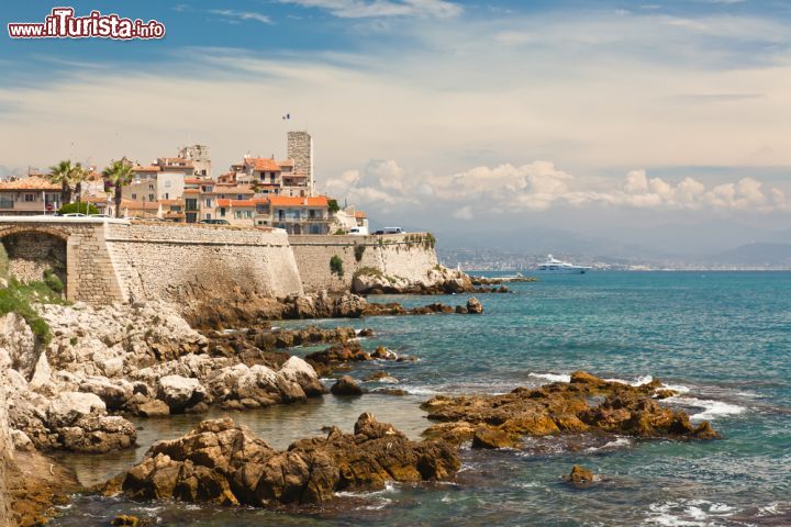 Immagine Borgo marinaro di Antibes, Francia - Celebre stazione balneare e porto turistico della Costa Azzurra, Antibes è situata fra Nizza e Cannes in una splendida posizione alla base della piccola penisola di Cap d'Antibes, sviluppatasi negli anni '60 assieme ai limitrofi Juan Les Pins e Cap d'Antibes. Passeggiando per le sue vie sembra quasi di tornare indietro con la mente ripensando all'epoca in cui i bucanieri erano i signori della costa © Gordon Bell / Shutterstock.com