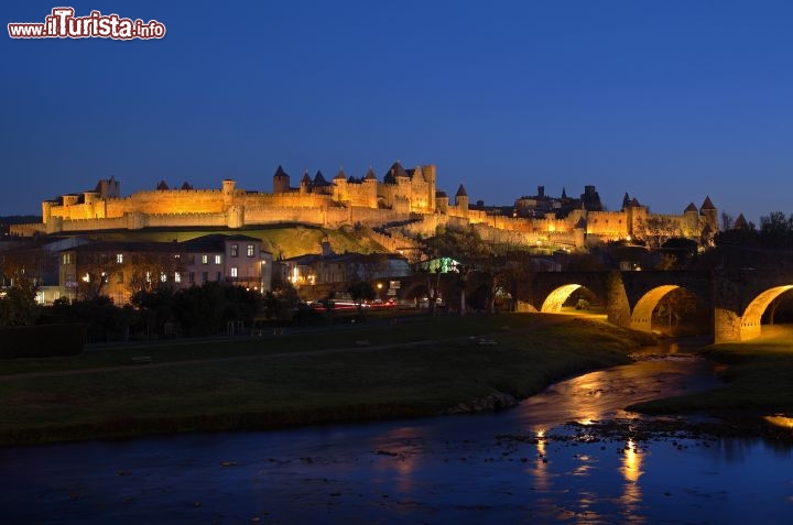 Immagine Panorama notturno di Carcassonne, sulle rive dell'Aude, nella Francia meridionale. Le fortificazioni di età romana e il Ponte Vecchio vengono illuminate in maniera molto suggestiva dopo il calar del sole - © Paul Palau