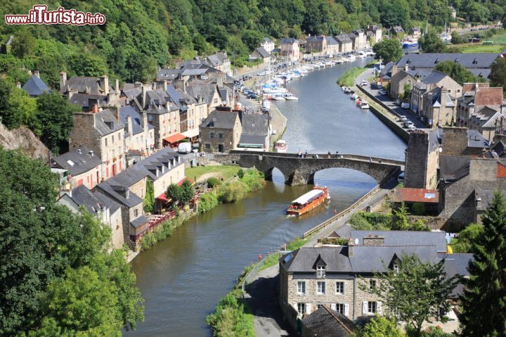Immagine Una vista panoramica del fiume Rance che attraversa il borgo medievale di Dinan, nel dipartimento francese della Côtes-d'Armor, in Bretagna - foto © Laurent Renault / Shutterstock.com