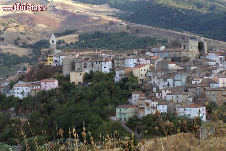 Immagine Il borgo medievale di Tufara in Molise, famoso per il suo particolare Carnevale - Lucalesmetz - CC BY-SA 3.0 - Wikimedia Commons.