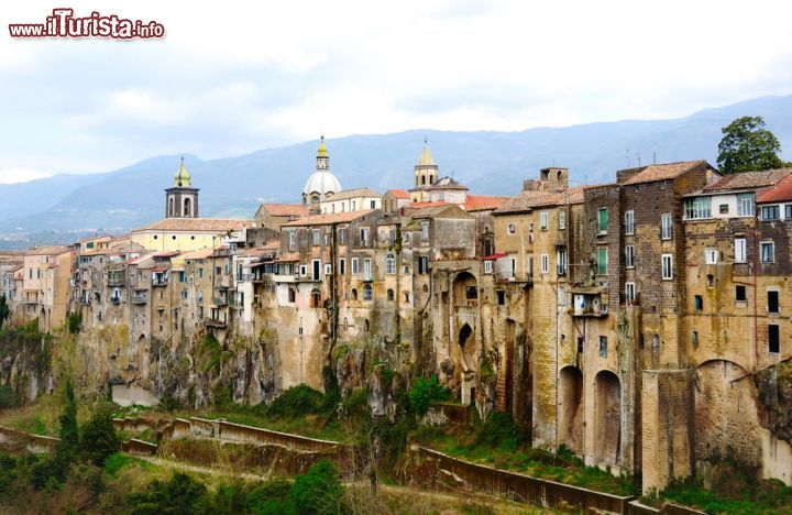 Immagine Il borgo di Sant'Agata de' Goti in Campania. La pianta del centro storico è a semicerchio e misura 1 chilometro in lunghezza con diametro diretto da sud a nord. Tutt'intorno si sviluppa il territorio comunale, in prevalenza collinare: il borgo si estende alle falde del Monte Taburno di cui l'acquedotto carolino, progettato da Luigi Vanvitelli, si alimenta dalle sorgenti © TL_Studio / Shutterstock.com