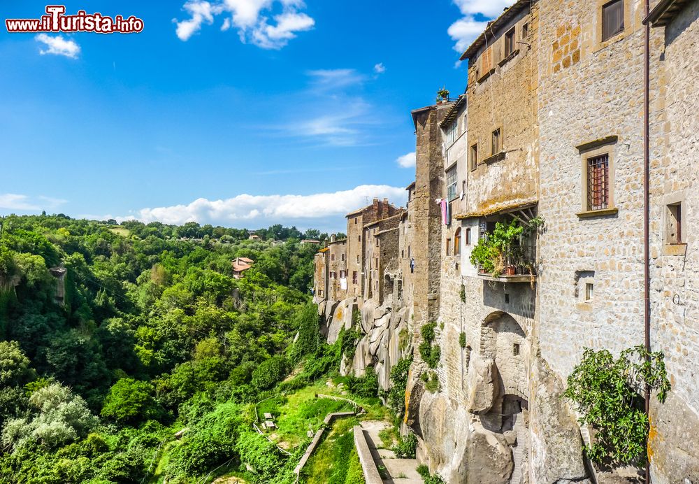 Immagine Scorcio del borgo solitario di VItorchiano che si eleva su di uno sperone di tufo nella provincia di Viterbo (Lazio)