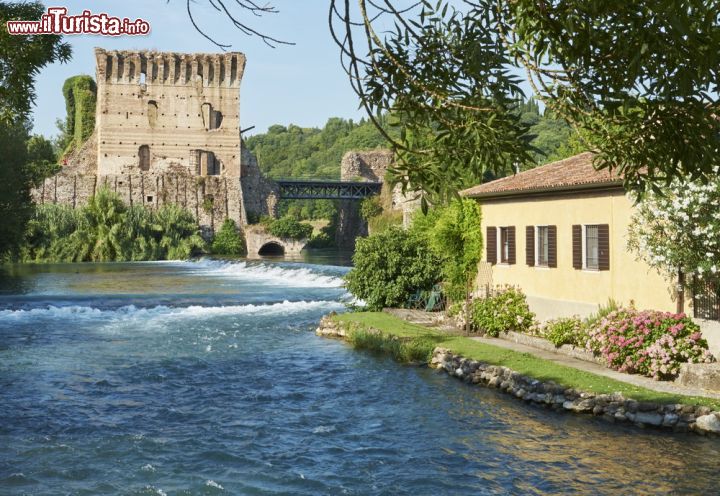 Immagine Veduta di Borghetto sul Mincio, Verona - Una bella immagine di questo borgo veneto che racchiude un pugno di case e un antico villaggio di mulini in completa simbiosi con il fiume: un vero e proprio idillio fluviale con tre antichi mulini che sembrano nascere dall'acqua © Nando Machado / Shutterstock.com