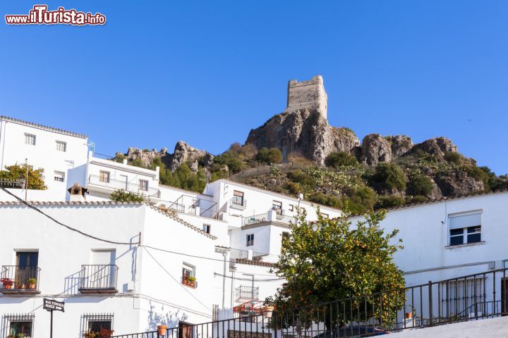 Immagine Vista del centro di Zahara de la Sierra e del suo castello di origini arabe. Queste zone sono state le ultime interessate dalla "reconquista" spagnola - © liquid studios
/ Shutterstock.com