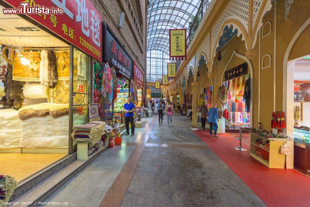 Immagine Botteghe artigiane e di souvenir all'International Grand Bazar di Urumqi, Repubblica Popolare Cinese - © Rat007 / Shutterstock.com