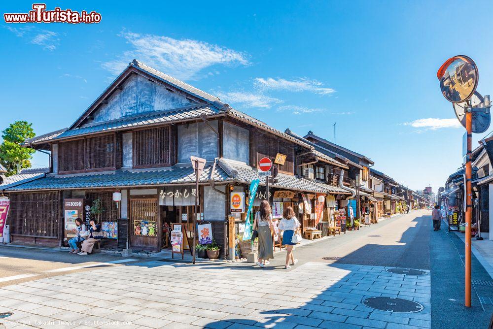 Immagine Botteghe e attività commerciali in una strada dell'antica città di Inuyama, Giappone - © Takashi Images / Shutterstock.com