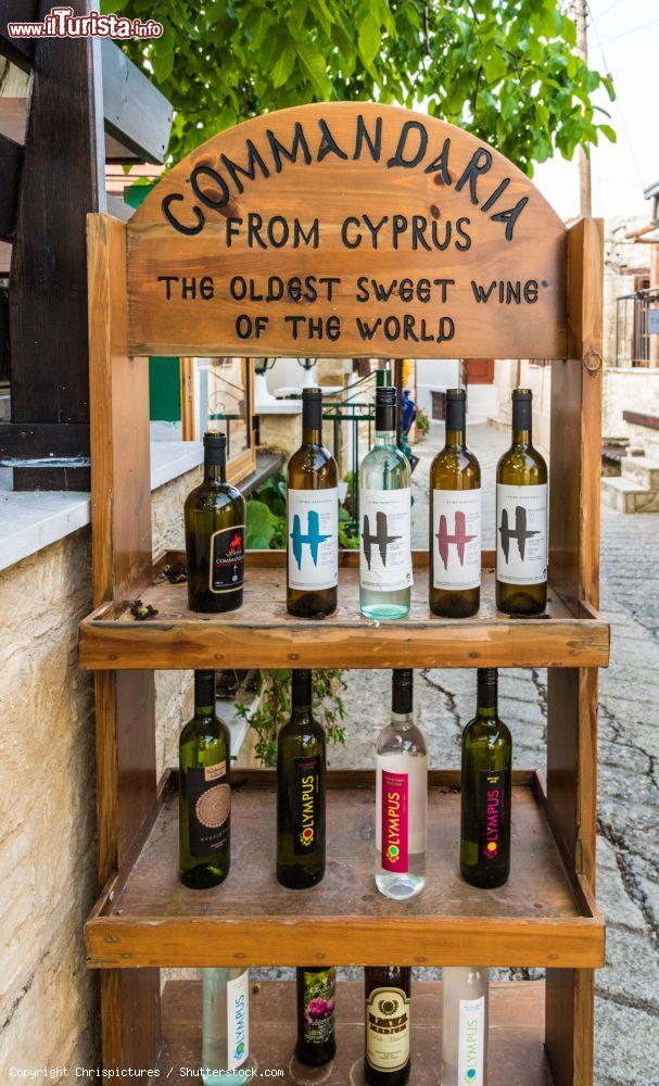 Immagine Bottiglie di vino locale nel borgo di Omodos, isola di Cipro - © Chrispictures / Shutterstock.com