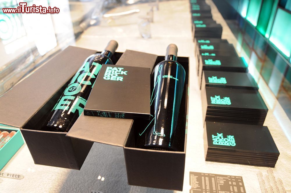 Immagine Bottiglie di vino nella boutique di Patrick Roger a Parigi, Francia. Si tratta di una novità nella produzione di questo maitre chocolatier: Instant è un fruttato Syrah dal sapore intenso, nettare di vitigno a bacca nera da sorseggiare fra i 18° e i 20° C - © Sonja Vietto Ramus