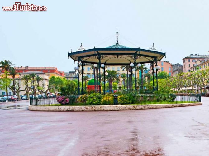 Immagine Boulevard General de Gaulle a Bastia, Corsica. Fiori profumati e colorati abbelliscono questa graziosa casetta nel centro della città - © eFesenko / Shutterstock.com