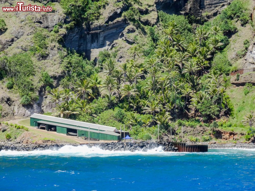 Immagine Bounty Bay, il principale approdo sulla isola di Pitcairn (Oceania).
