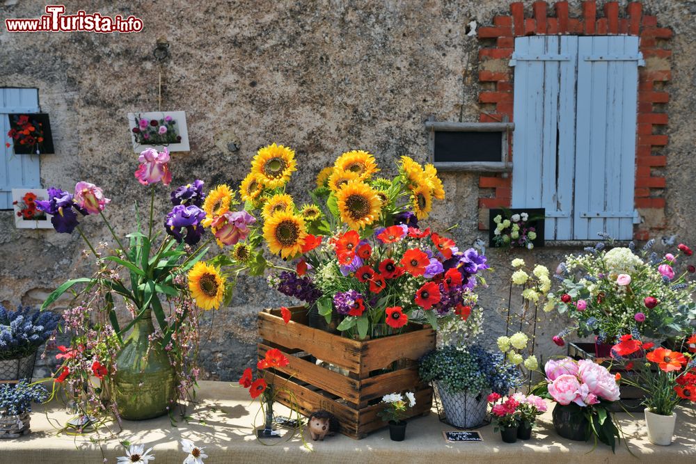 Immagine Bouquets di fiori colorati in vendita in una strada del borgo di Ferrassières, Provenza, Francia.