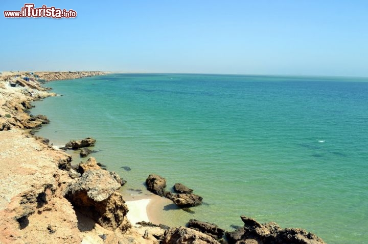 Immagine Boutalha, Dakhla: nelle acque tranquille della baia sono allevate le ostriche che alcune attività commerciali vendono direttamente in riva al mare, come nel caso di alcune baracchine nella località di Boutalha.