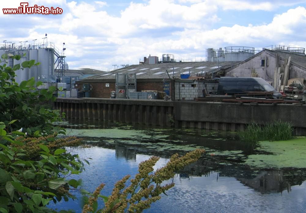 Immagine Bow Back Rivers a Londra, Inghilterra. Uno scorcio di questo complesso di corsi d'acqua tra Bow e Stratford nella parte est di Londra. Collegano il fiume Lea al Tamigi.