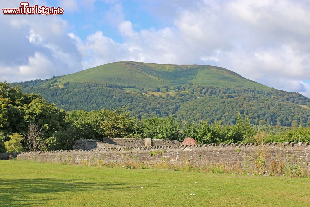 Immagine Brecon Beacons vista dal castello di Abergavenny, Galles, UK. Bannau Brycheiniog in gallese, è una catena montuosa che si trova nel Galles meridionale. Raggiunge la massima altezza con il Pen y Fan che si eleva per 886 metri.