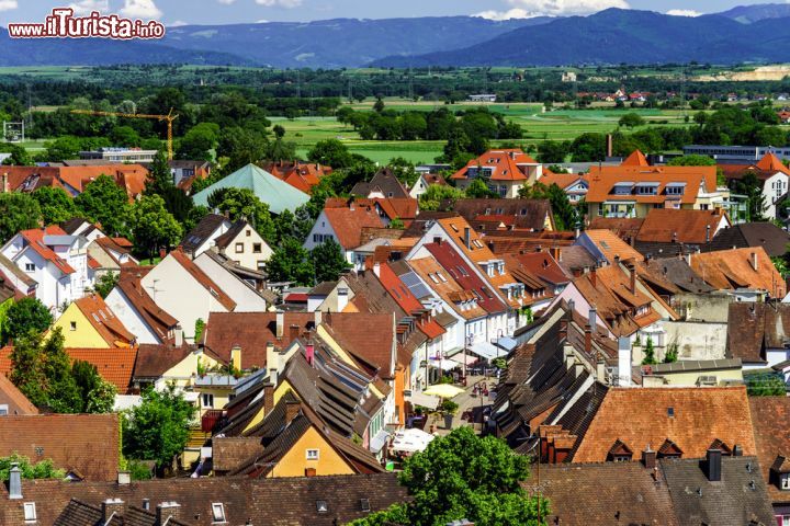 Immagine Breisach am Rhein vista dall'alto, Germania. La natura verdeggiante fa da sfondo a questa graziosa cittadina di 17 mila abitanti - © 194866565 / Shutterstock.com