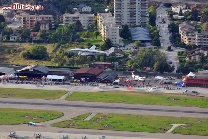 Immagine Questa prestigiosa festa dell'aria si svolge in un'eccezionale location nel cuore delle Alpi. Il Breitling Sion AirShow rappresenta il più grande raduno di aerei della Svizzera ed è dedicato agli appassionati di aviazione e a chi apprezza le pattuglie acrobatiche in volo, gli aerei civili e quelli miltari, sia di vecchia costruzione che di nuova concezione tecnolgica. In questa immagine, un aereo impegnato durante la manisfestazione che richiama da sempre una gran folla di visitatori - © mountainpix / Shutterstock.com