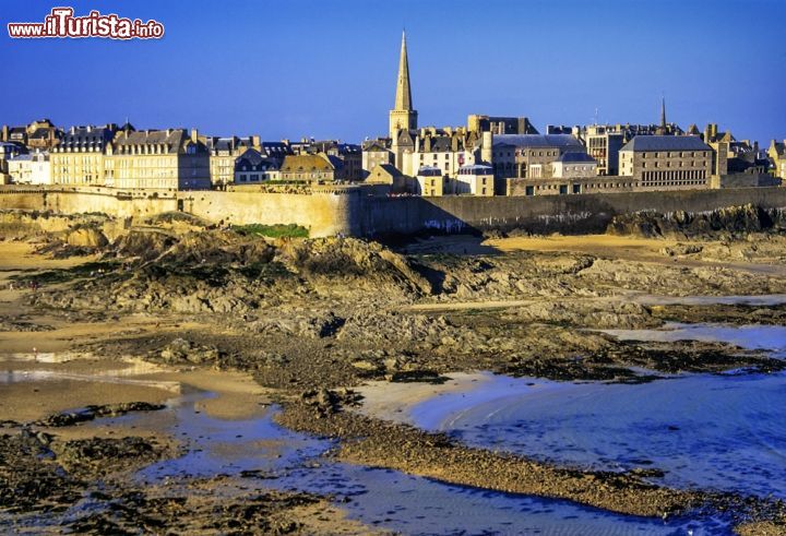 Immagine Il suggestivo borgo di Saint-Malo in Bretagna, Francia. Allestito nell'ampia rada che separava la città corsara dal continente, il porto della città è composto da quattro bacini galleggianti protetti da una chiusa  - © David Hughes / Shutterstock.com