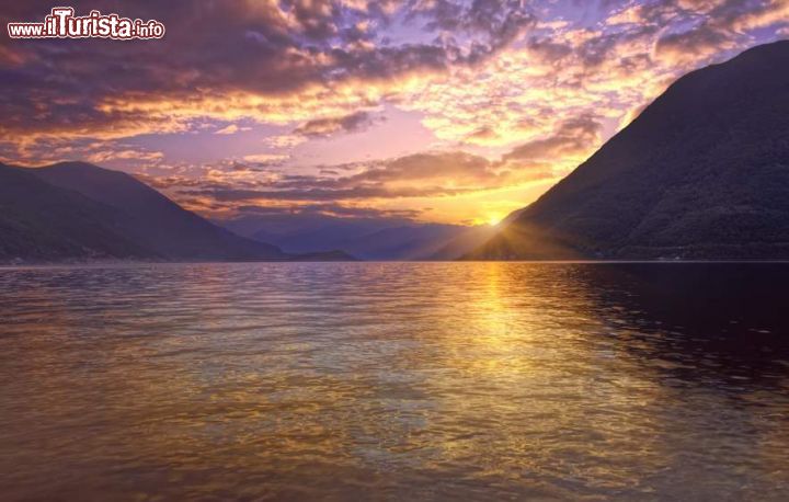 Immagine Brienno, Lombardia: tramonto sul Lago di Como