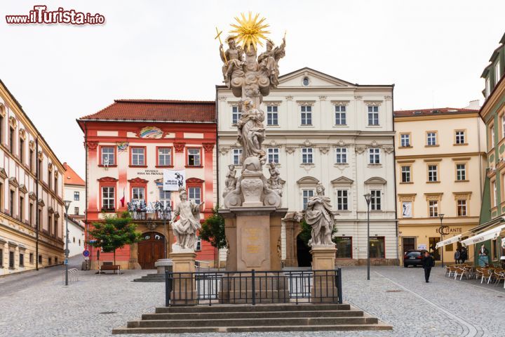 Immagine Brno, Cabbage Market Square: la colonna della Santa Trinità e il Teatro Husa. La statua in stile barocco venne eretta nel 1729 - © 330699272 / Shutterstock.com