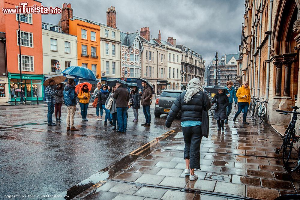 Immagine Broad Street a Oxford, Inghilterra, durante una grigia giornata di pioggia - © Smiltena / Shutterstock.com